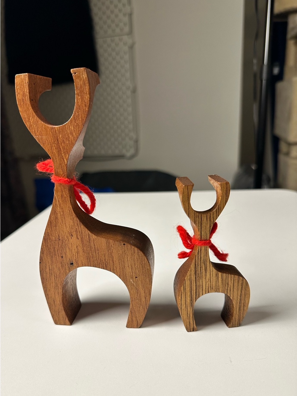 Vintage MCM Scandinavian/Danish-style Wooden Reindeer Mother & Fawn Figurine Set - Picture 3 of 13
